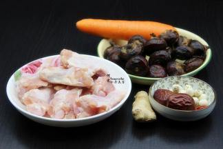 准备食材：鸡根、马蹄、胡萝卜、莲子、百合、枸杞、红枣，生姜等食材；
