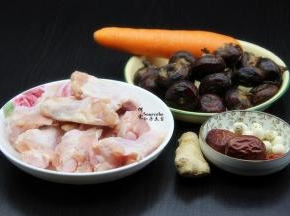 准备食材：鸡根、马蹄、胡萝卜、莲子、百合、枸杞、红枣，生姜等食材；