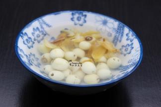 干莲子、百合洗净浸泡；