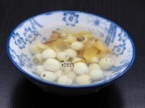 干莲子、百合洗净浸泡；