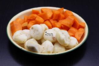 马蹄去皮洗净，胡萝卜去皮洗净切块、生姜洗净切块；