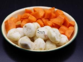 马蹄去皮洗净，胡萝卜去皮洗净切块、生姜洗净切块；