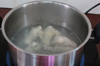 鸡根洗净，清水煮沸汆烫，捞出沥干水；