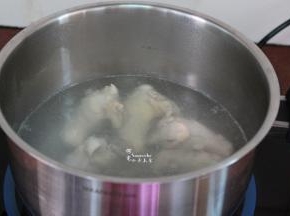 鸡根洗净，清水煮沸汆烫，捞出沥干水；