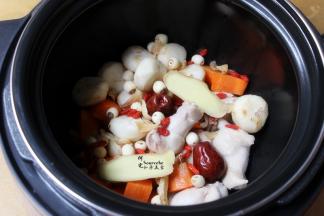 把鸡根、莲子、百合、马蹄、胡萝卜、枸杞、红枣、生姜放入压力锅中