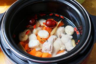 加入适量的、鸡粉按煲汤键，约45分钟即可；PS：压力锅不同，时间略有不同