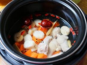 加入适量的、鸡粉按煲汤键，约45分钟即可；PS：压力锅不同，时间略有不同