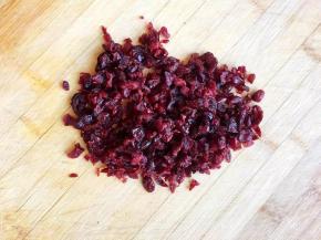 蔓越莓切成小块