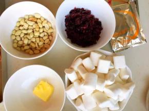 准备好其它材料，奶粉最好从袋中倒出