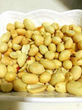 烤好的花生取出晾凉后用手搓去皮，花生此时已酥脆