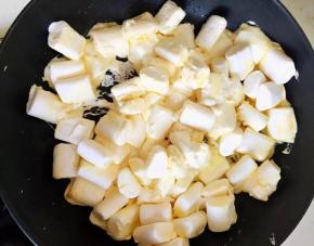 锅中放入黄油小火融化开后倒入棉花糖翻拌至融化