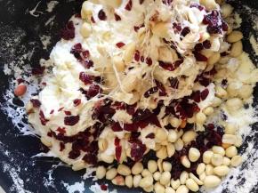 倒入花生和蔓越莓拌匀关火