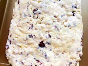 倒入不沾烤盘中放至微热时，戴上一次性手套按平整理成长方形