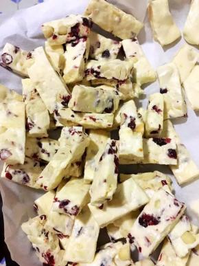 再切成宽1厘米长5厘米的小块