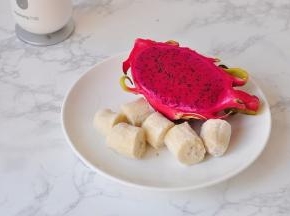 将冻香蕉切段，火龙果对切划井字型备用。