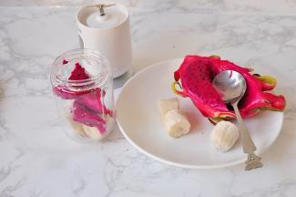 在料理杯中行放冻过的香蕉，再放火龙果。