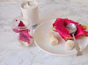 在料理杯中行放冻过的香蕉，再放火龙果。