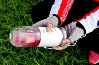 按启动键启动即可，你可以将它上下晃动跟随它一起静待美味出炉。