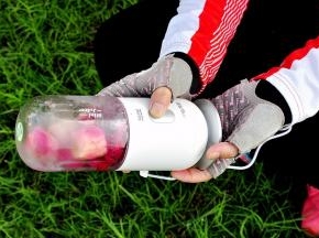 按启动键启动即可，你可以将它上下晃动跟随它一起静待美味出炉。