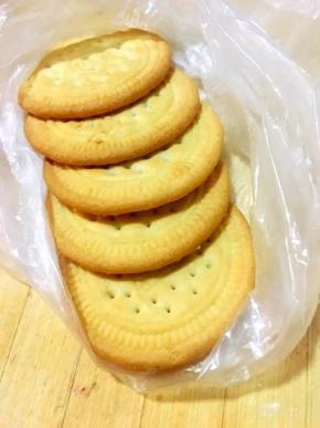 将早餐饼干放入保鲜袋中，用擀面杖擀碎