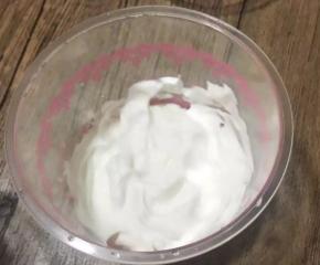 挤入木糠杯一层奶油