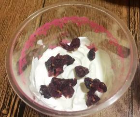 撒上切碎的蔓越莓干