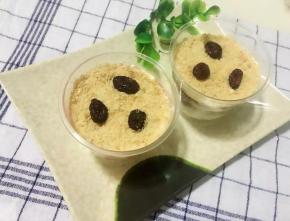 最后在早餐碎上摆上几颗完整的蔓越莓即可