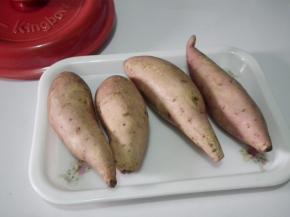 红薯洗净，用厨房纸擦干水分。