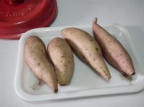 红薯洗净，用厨房纸擦干水分。