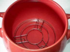 把烤架放在锅里。