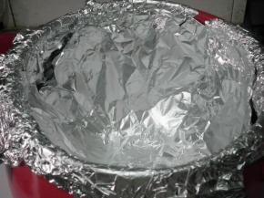  用锡纸铺在烤架上，并且把砂锅盖住，多余的锡纸折在锅体外部就可以