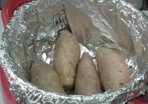 把洗净的红薯摆放进去。