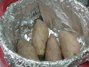 把洗净的红薯摆放进去。