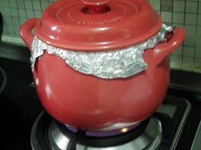  盖上锅盖，摆在煤气灶上，开大火，烧15分钟。