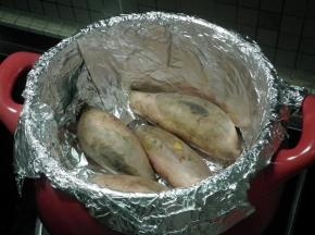  然后调小火，打开盖子，把红薯翻面。