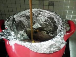 再盖上盖子，中小火再20分钟，用筷子可以插进红薯就可以后关火，再焖20分钟。