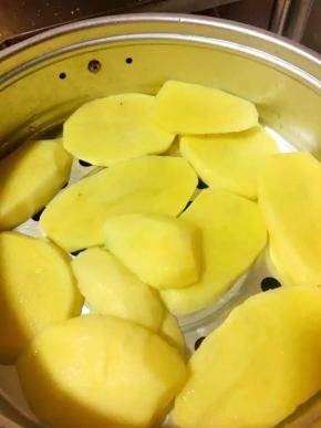 2、放入蒸笼上蒸至筷子一插就透