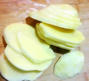 1、土豆去皮洗净切成片