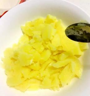 3、取出放在大碗中用勺子按压成泥