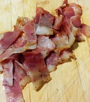 5、取出培根放案面上切小块