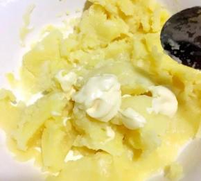 6、土豆泥中加盐、牛奶和适量沙拉酱拌匀