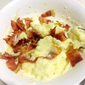 7、将切好的培根与土豆泥拌匀