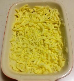 8、表面撒上厚厚一层芝士碎