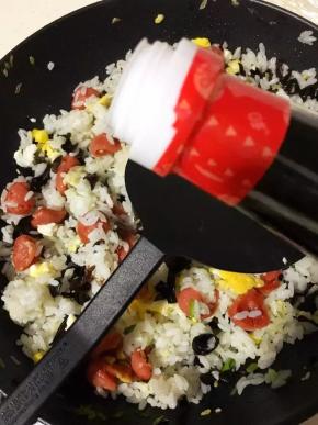 加一勺酱油拌匀即可