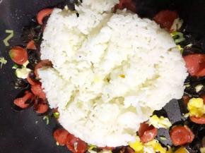 将米饭倒入，用铲子将米打散翻拌均匀