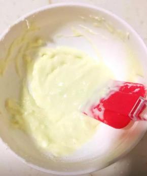 酸奶中倒入淀粉和奶粉拌匀