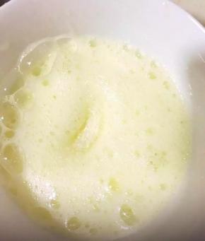 蛋清中加入3滴柠檬汁打发至出现细泡时加入一半的糖