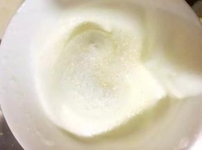 打至出现明显纹路时再加入剩余的糖