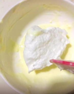 取三分之一的蛋白倒入面糊中翻拌均匀，不要划圈拌,以免消泡