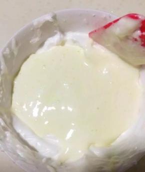 将拌好的糊倒入剩余的蛋清中拌匀